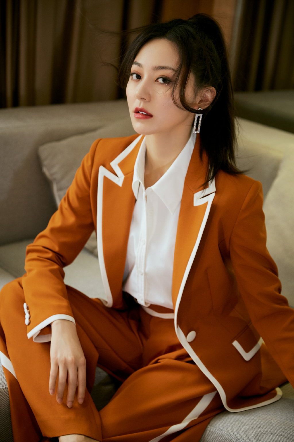 黄梦莹焦糖色西装时尚写真图片19