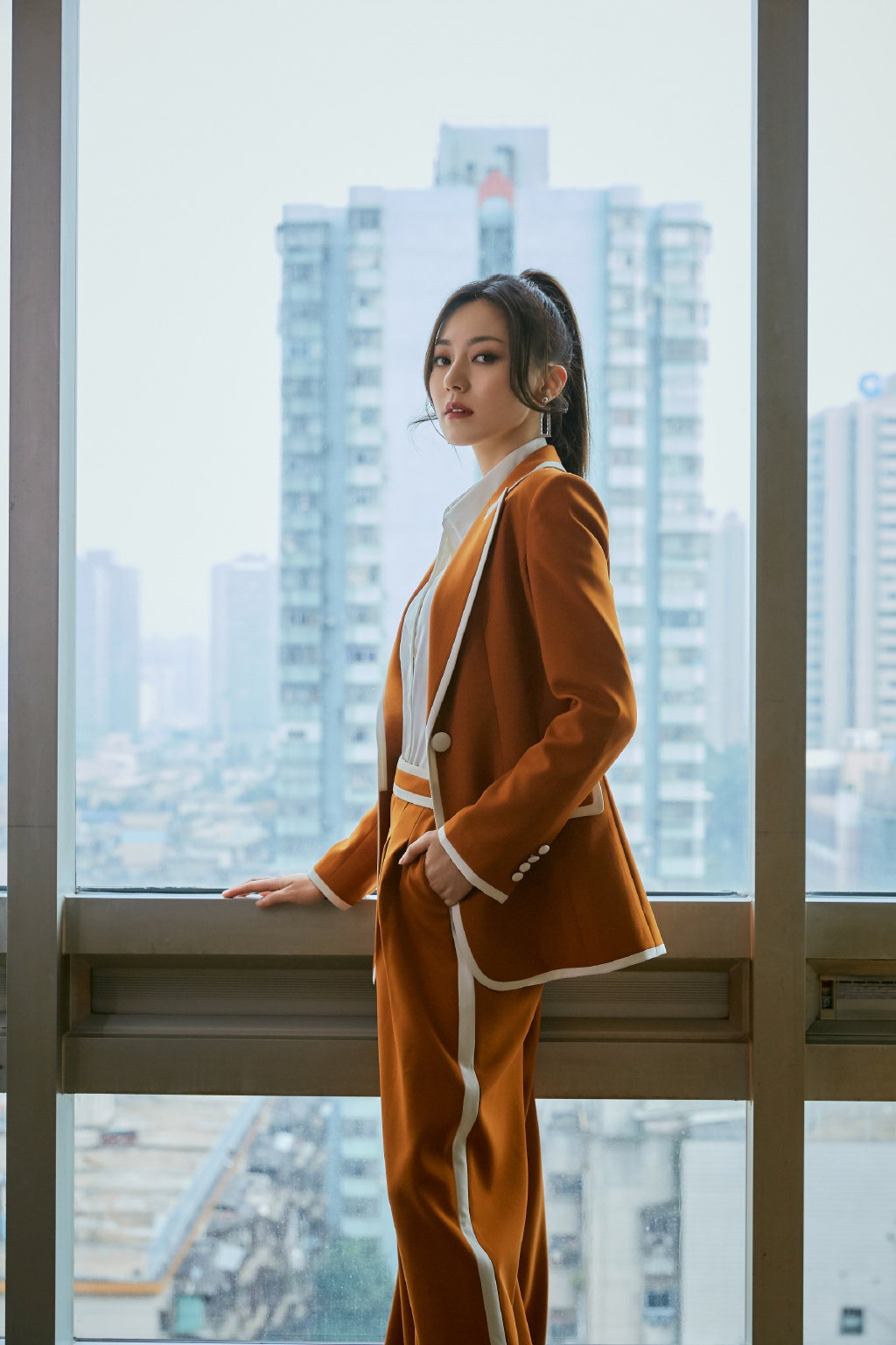 黄梦莹焦糖色西装时尚写真图片29