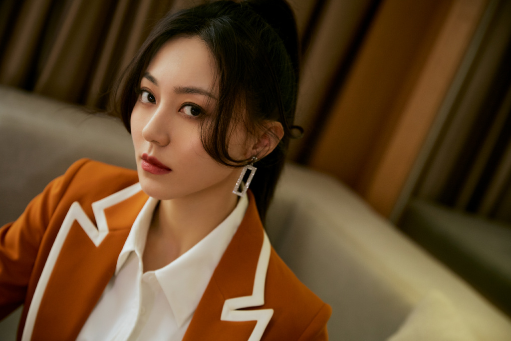 黄梦莹焦糖色西装时尚写真图片39