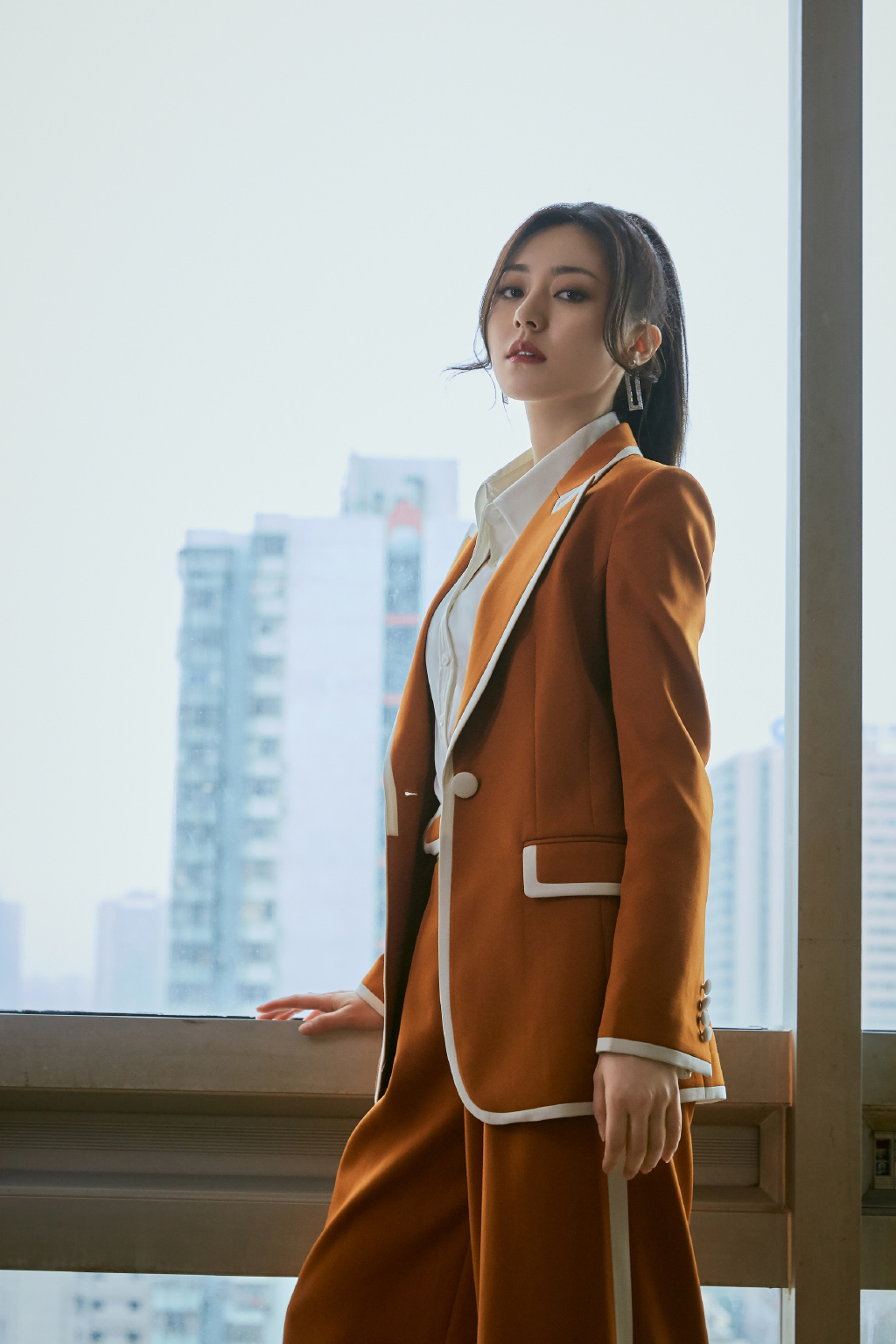 黄梦莹焦糖色西装时尚写真图片49