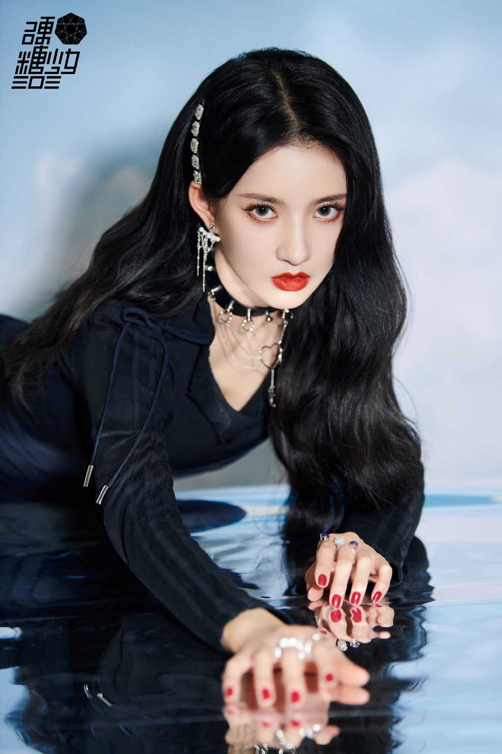 简介:硬糖少女蓝色镜面反转大片,分享一组硬糖少女303图片给大家,图中