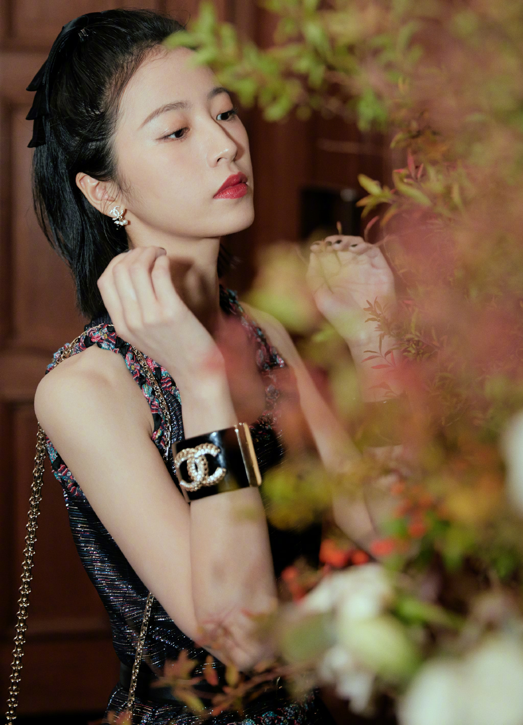 周雨彤黑裙长靴时尚写真图片18