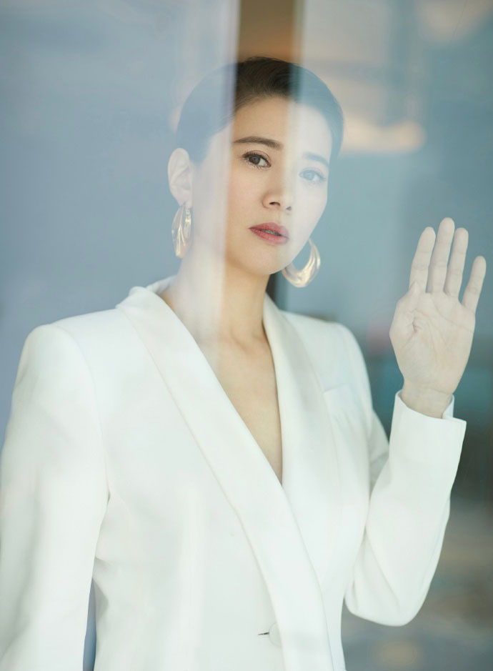 袁咏仪白色西装干练魅力写真图片46