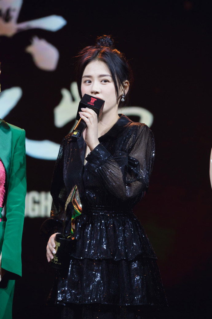 简介:美女明星马思纯黑丝长裙写真,分享一组马思纯图片给大家,图中的