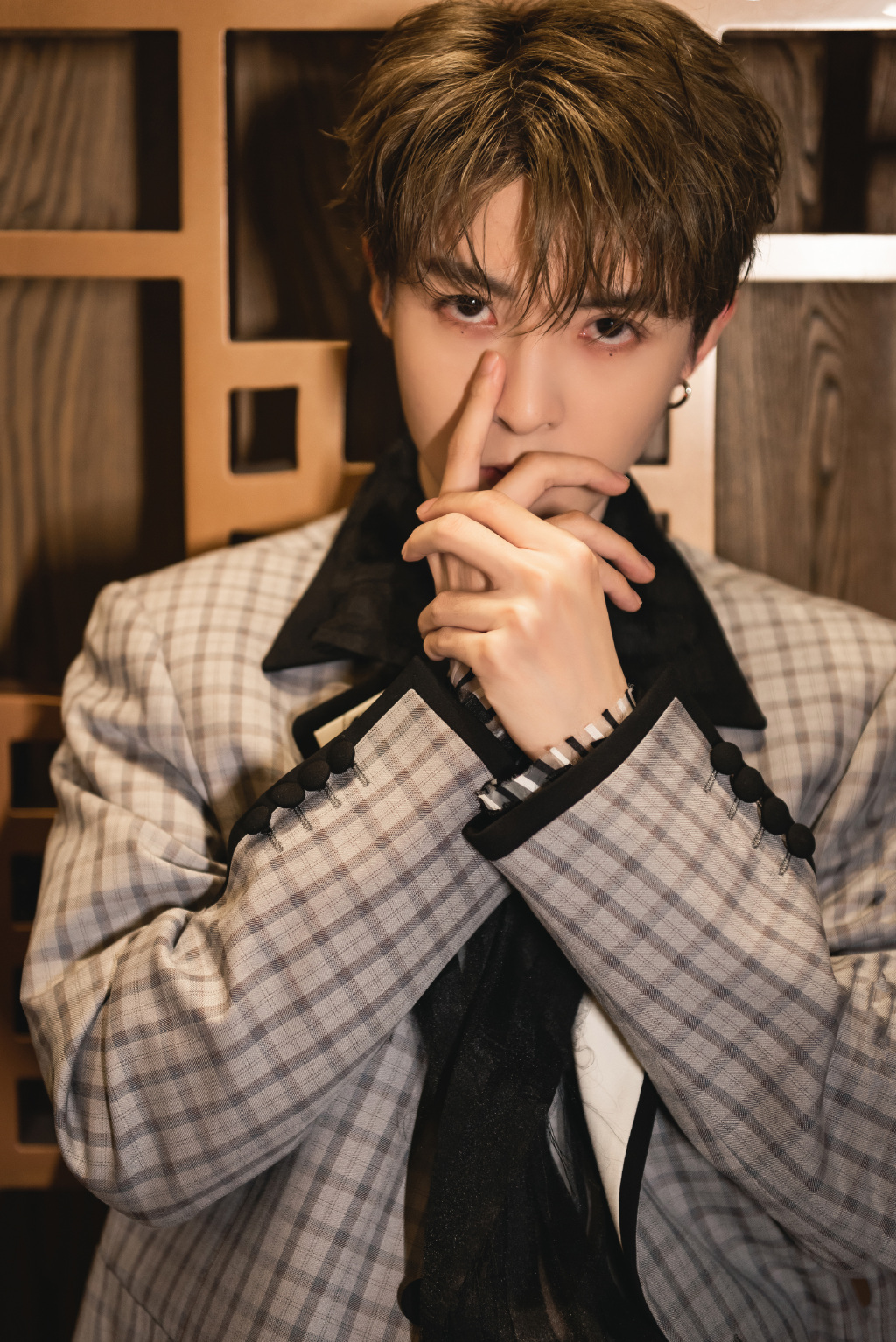 管栎双泪痣妆冷峻帅气写真110