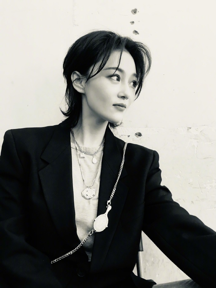 张馨予黑色西装利落帅气美照图片26