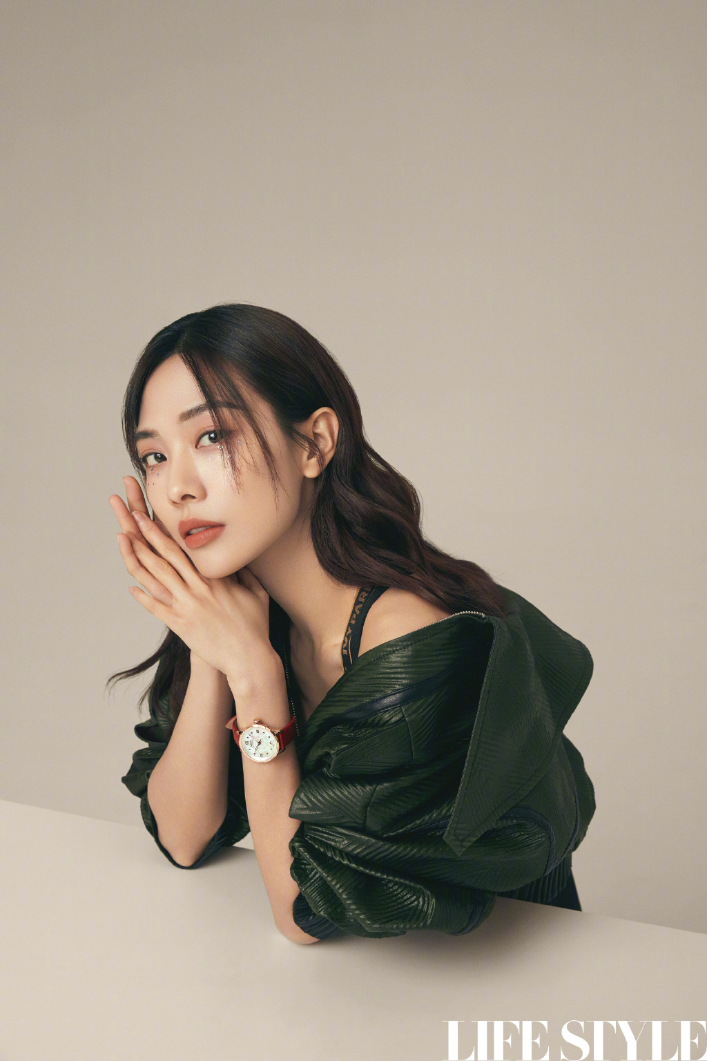 王霏霏麻花辫造型写真图片19