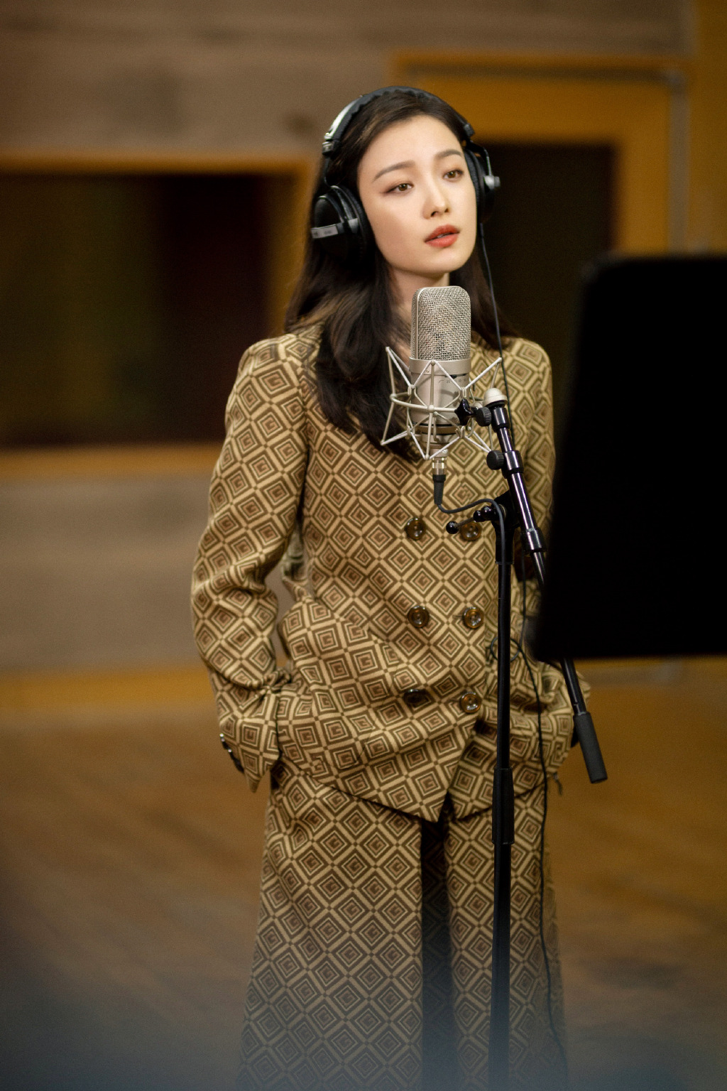 > 倪妮优雅专注练习室图片(1/11)