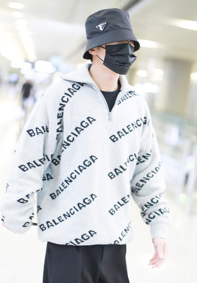 姜潮字母卫衣个性时髦机场照图片25