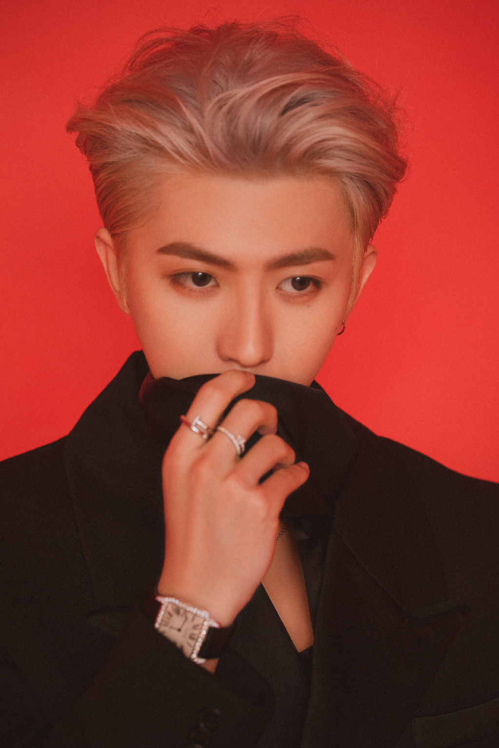 蔡徐坤银发背头帅气写真图片46