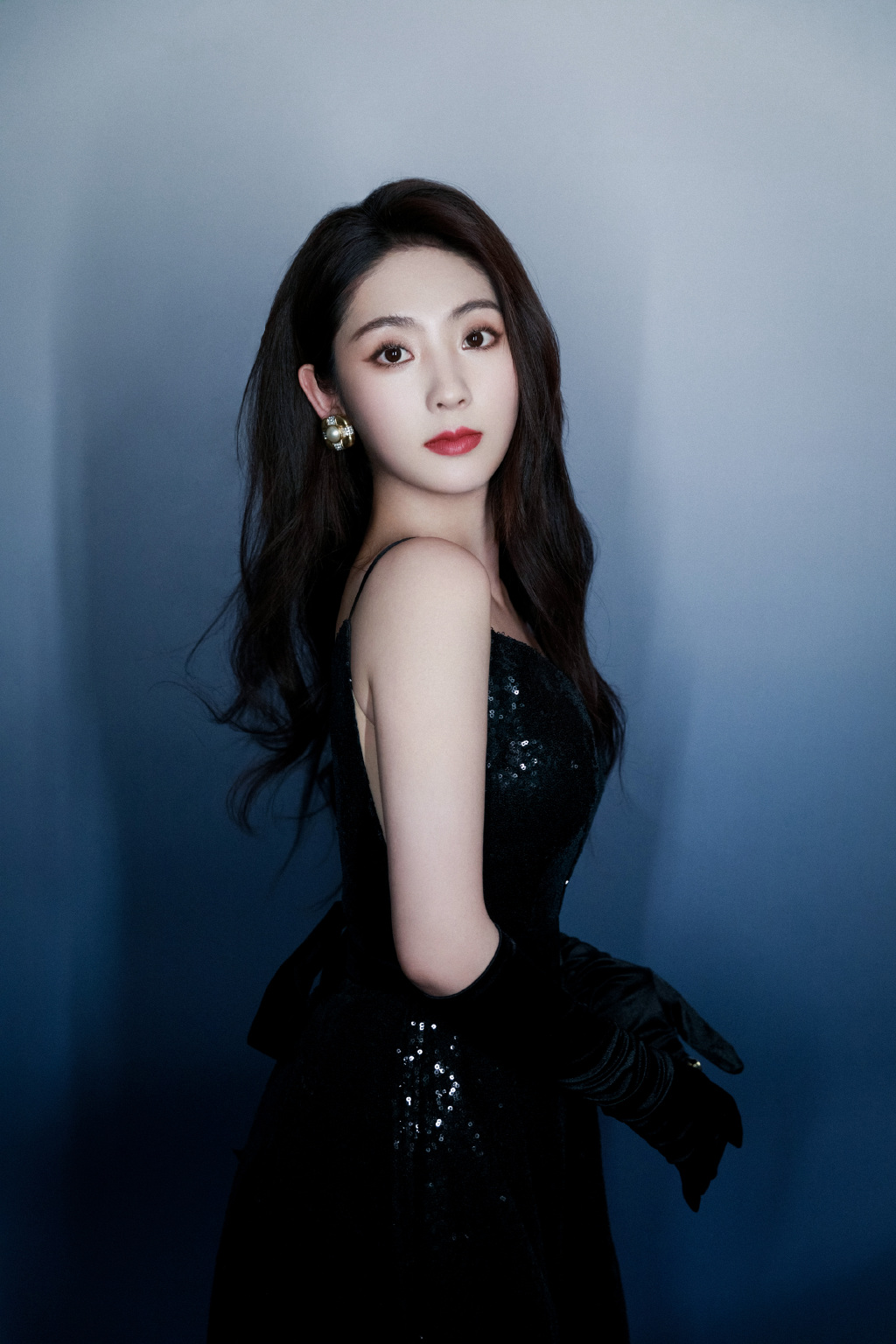 邢菲黑色复古深v长裙图片35