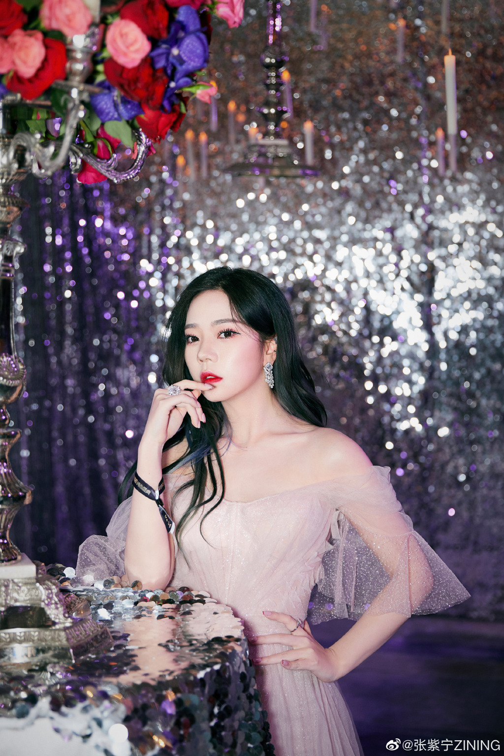 张紫宁挑染紫发粉裙优雅写真图片1111