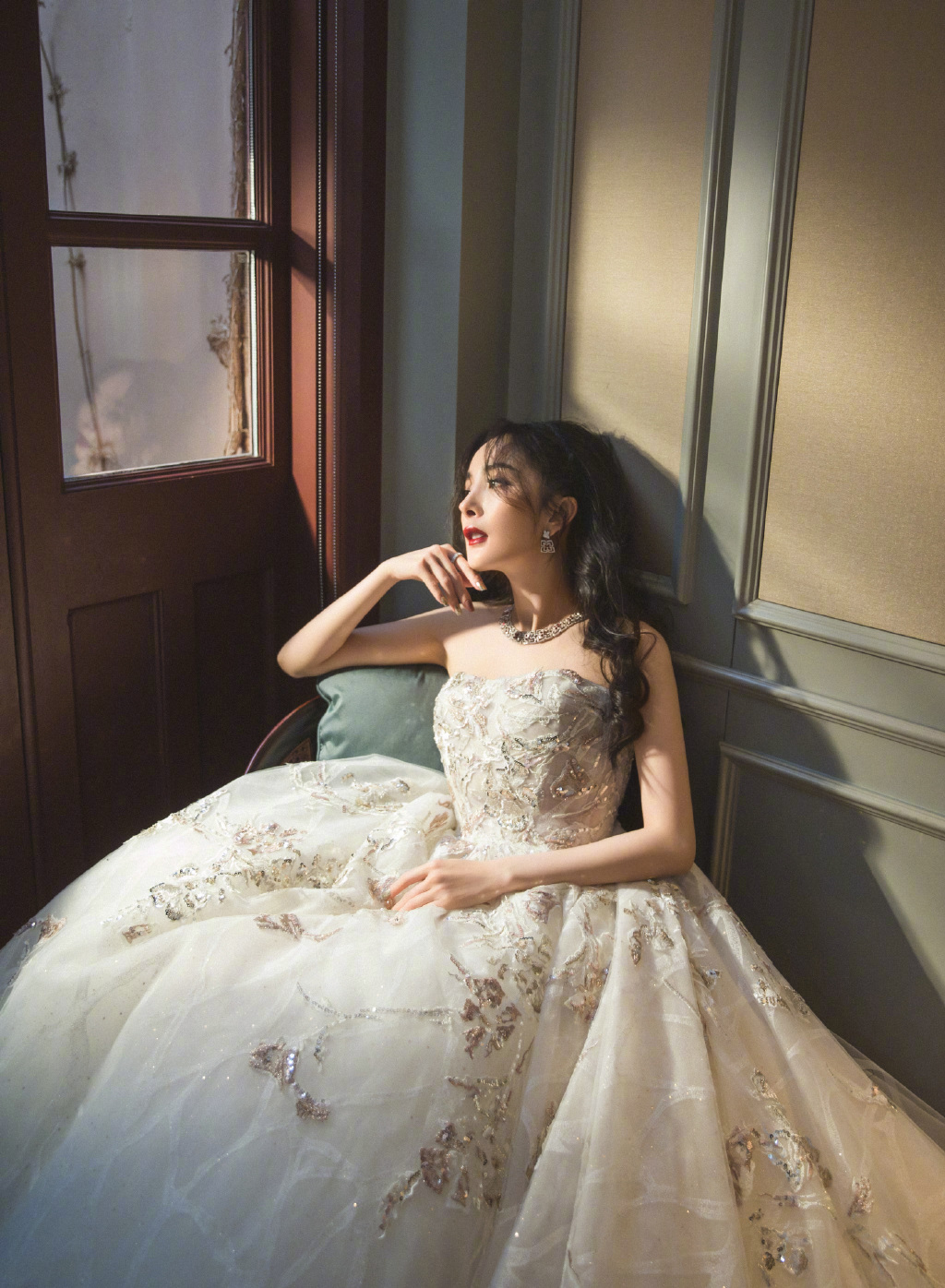 杨幂白色星光裙优雅复古写真图片15