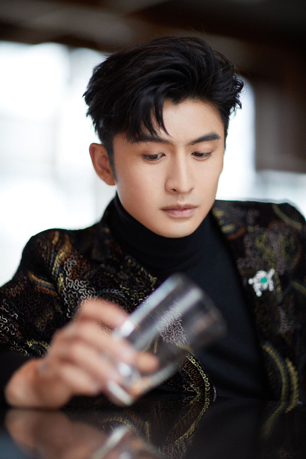 张云龙复古印花西装帅气写真图片69