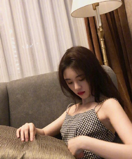 简介:性感鞠婧祎格子吊带裙图片,分享一组鞠婧祎图片给大家,图中的