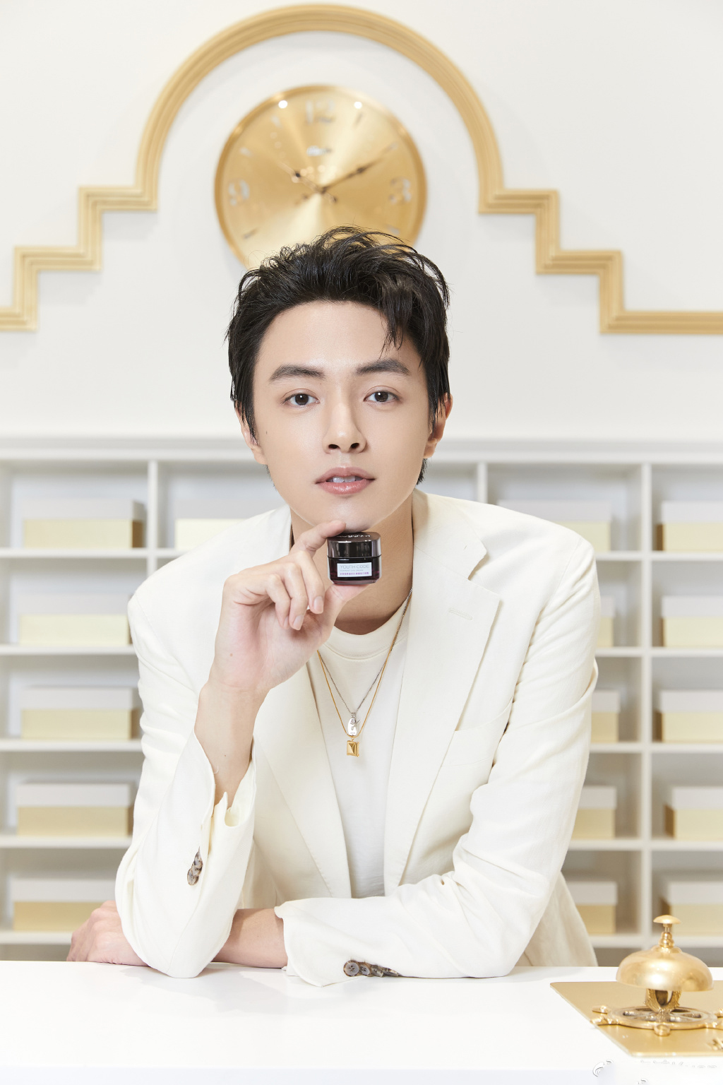 简介:官鸿白色西服简约帅气写真图片,分享一组官鸿图片给大家,图中的