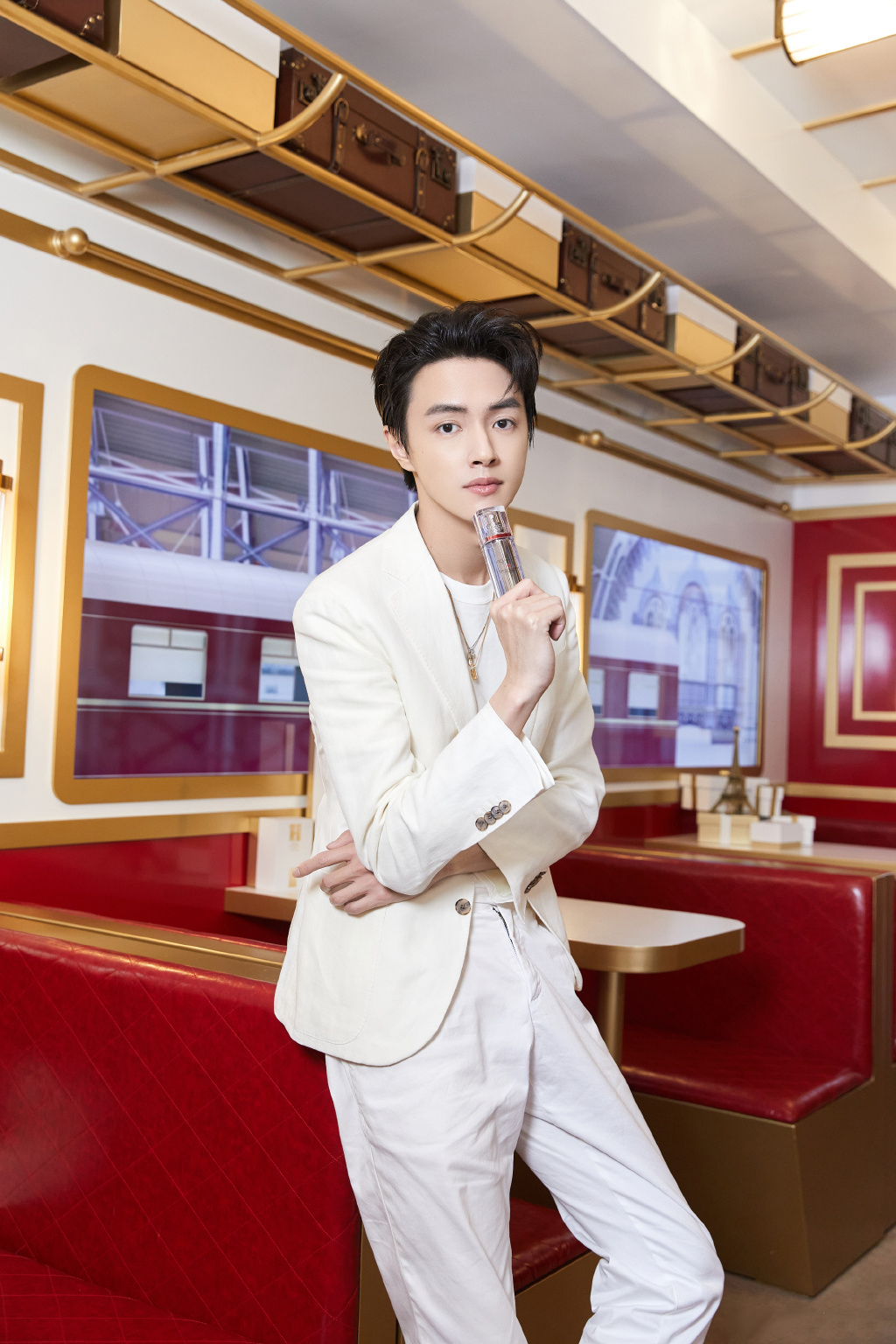 官鸿白色西服简约帅气写真图片1012