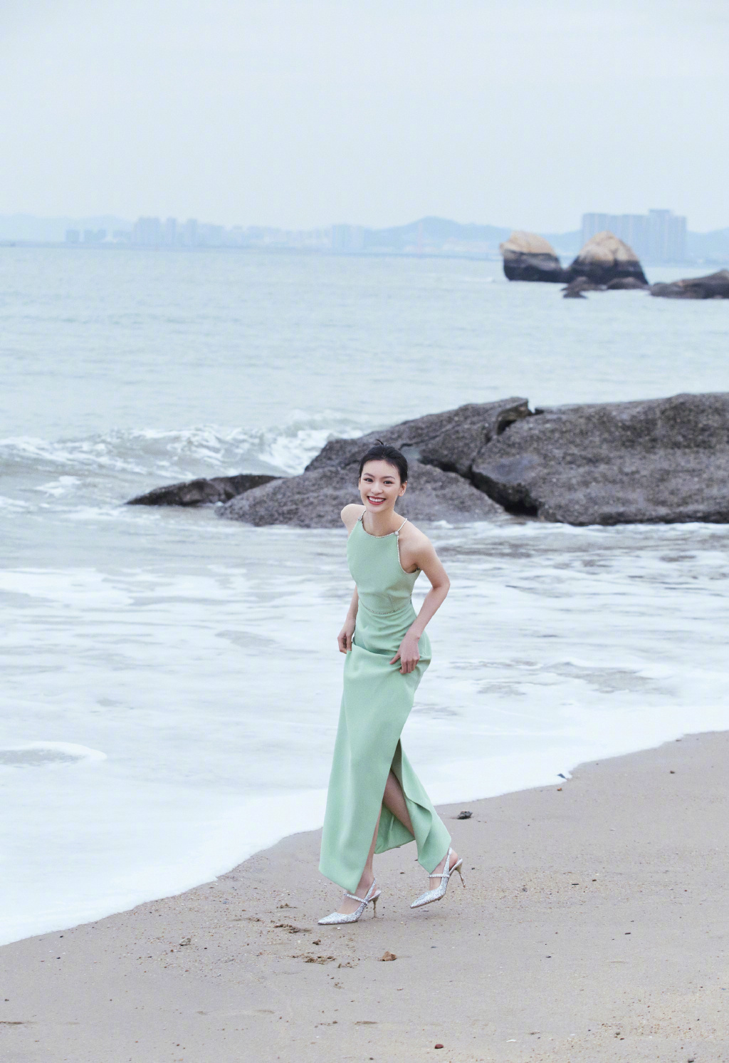 邱天吊带绿裙海边沙滩写真图片39