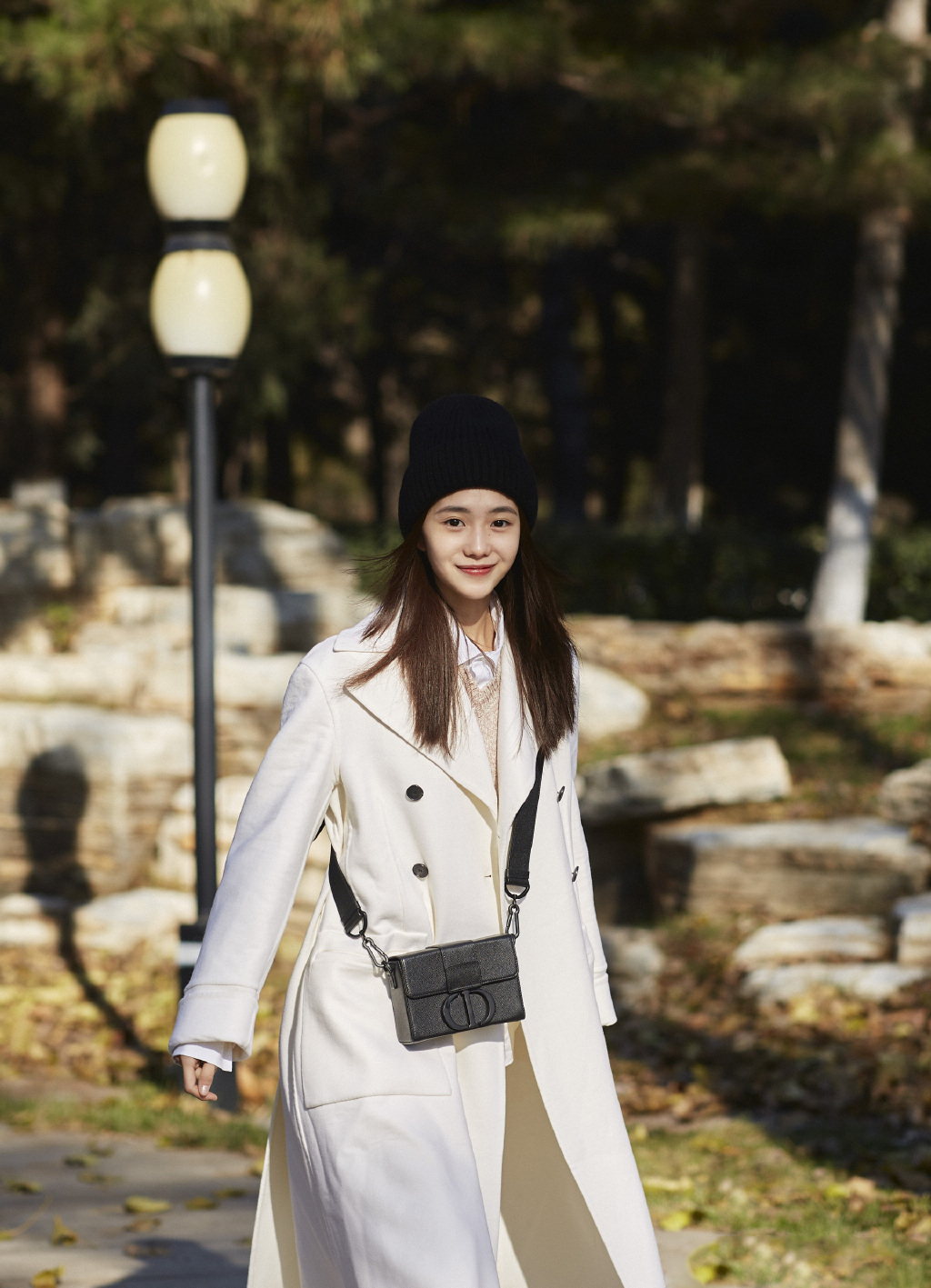 刘浩存大衣针织帽温暖冬日街拍写真图片12