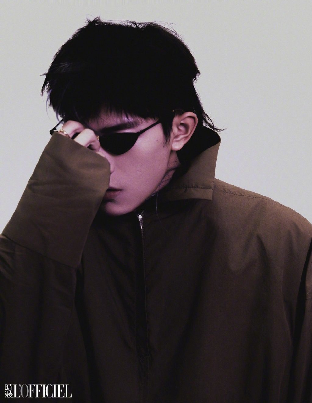 易烊千玺紫色挑染鲻鱼头大片写真图片913