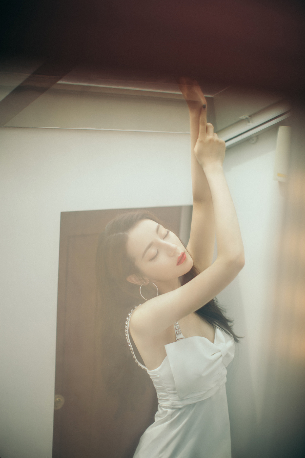 迪丽热巴白裙优雅性感写真图片12