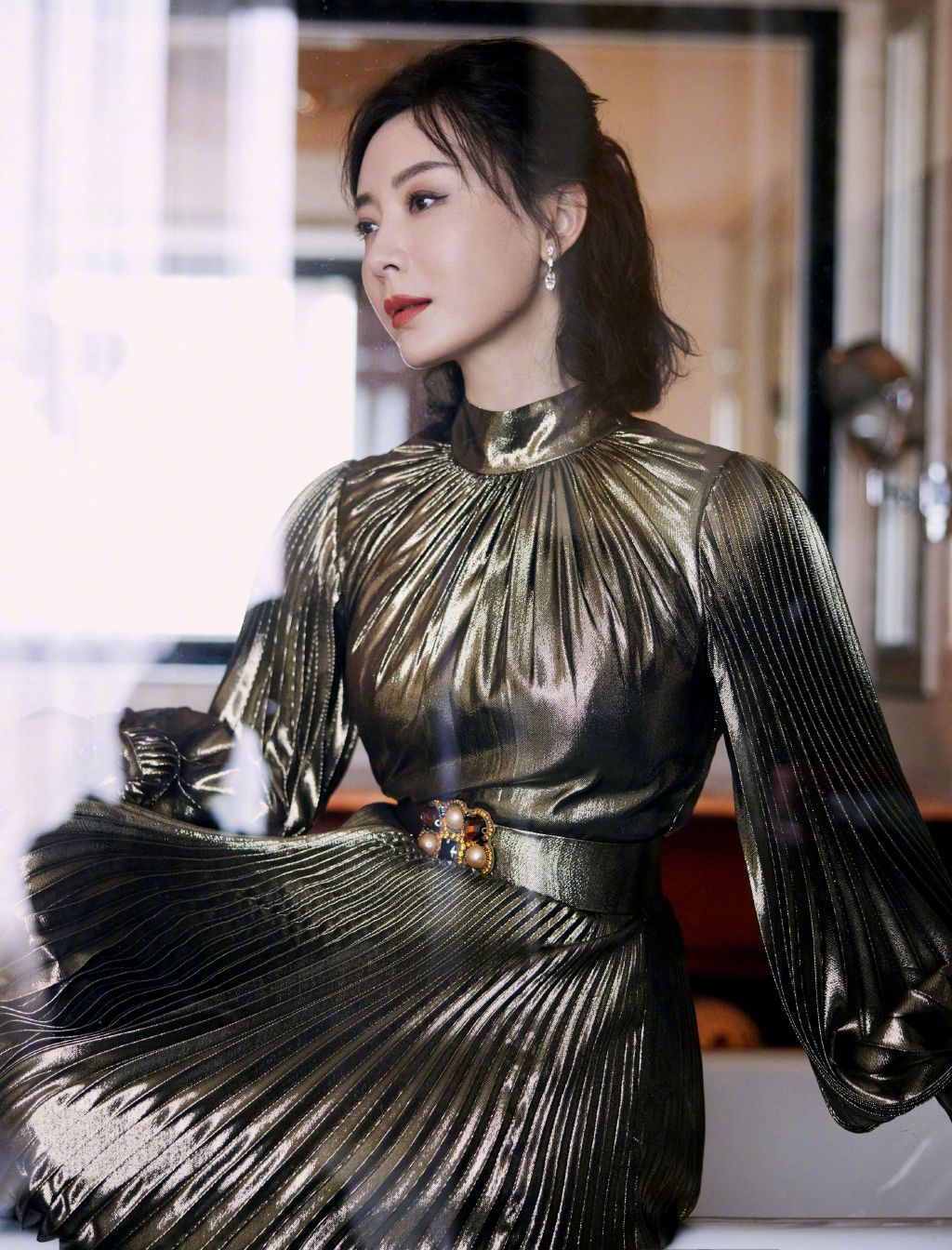 简介:陈数银色长裙优雅写真图片,分享一组陈数图片给大家,图中的明星