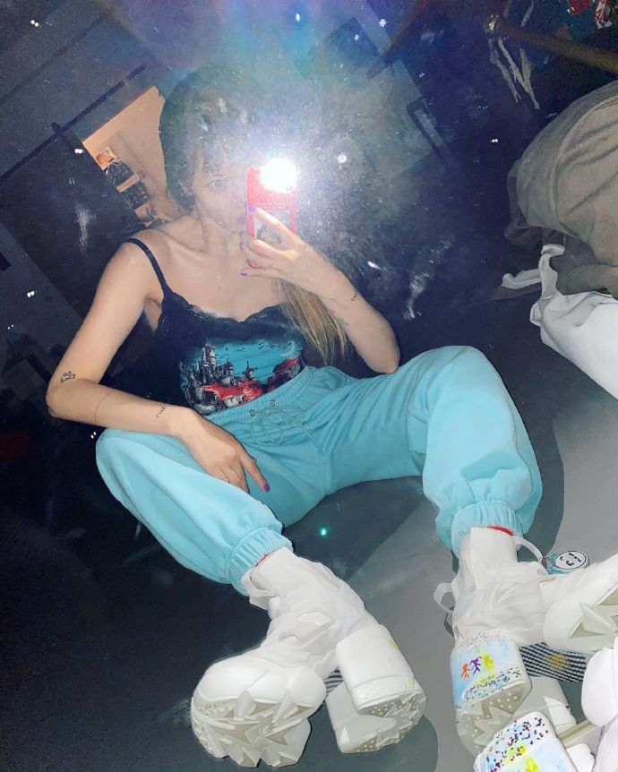 泫雅蕾丝吊带魅惑撩人写真图片35