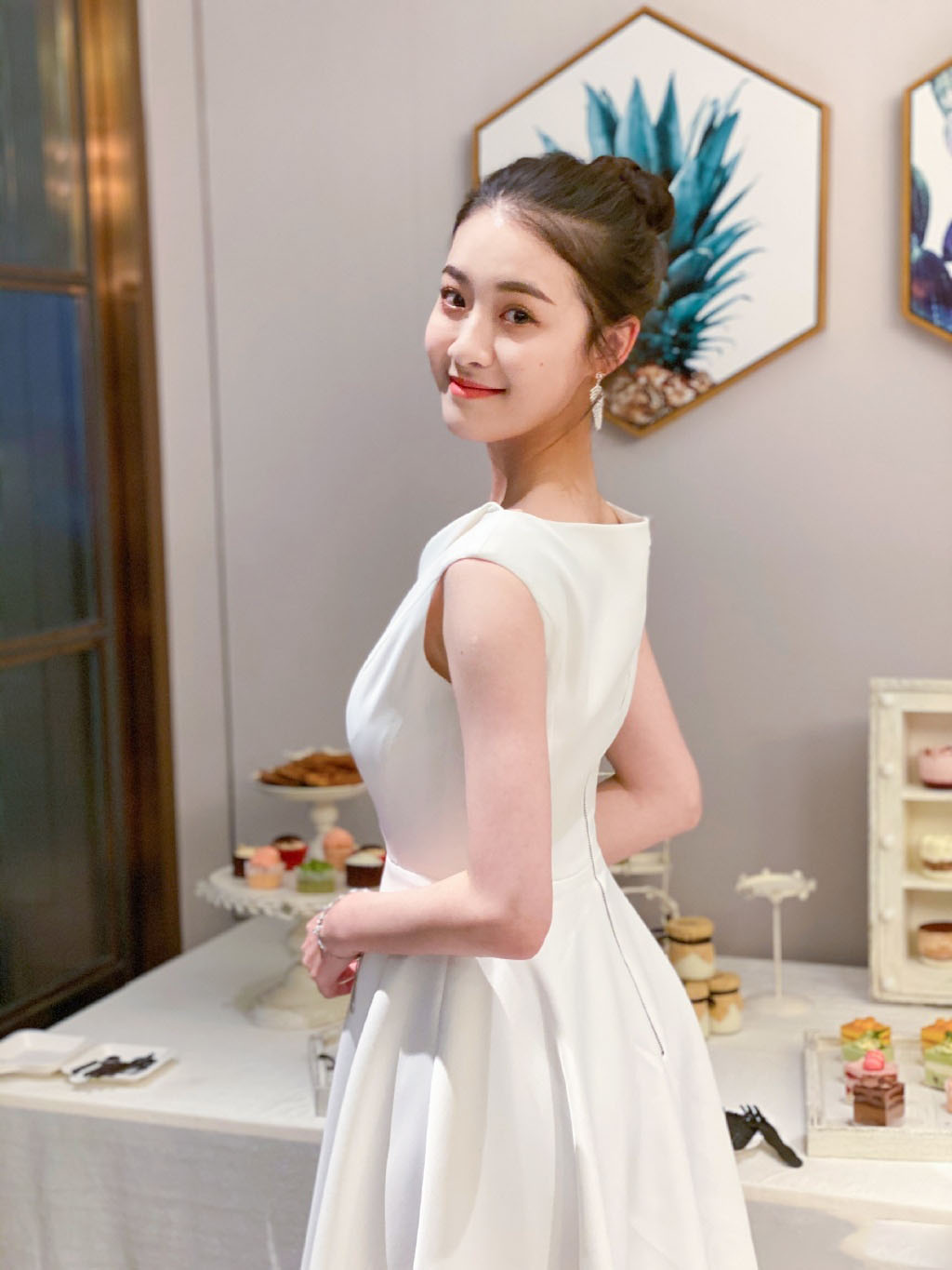 简介:杨祺如素雅白裙优雅写真图片,分享一组杨祺如图片给大家,图中的