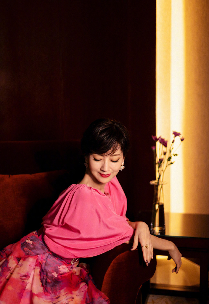 赵雅芝蝴蝶耳坠红裙优雅写真图片57