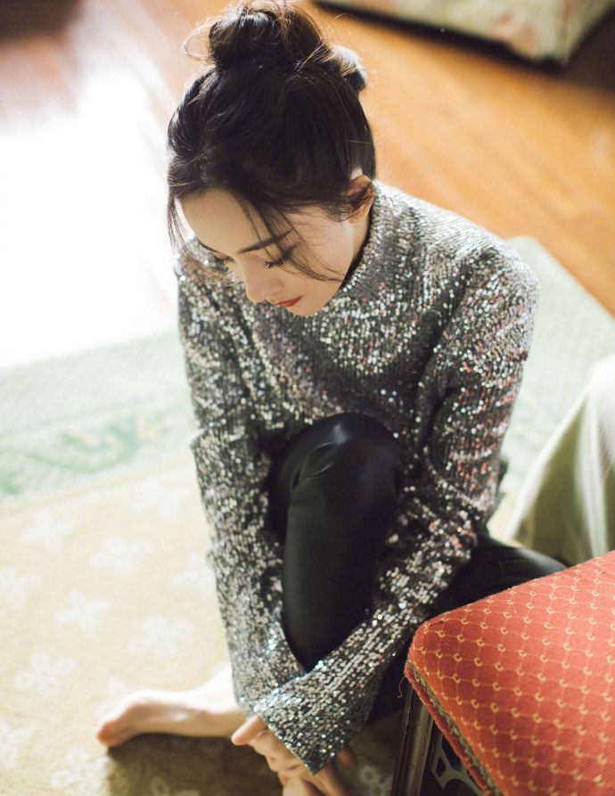 杨幂亮片上衣皮裤个性时尚写真图片16