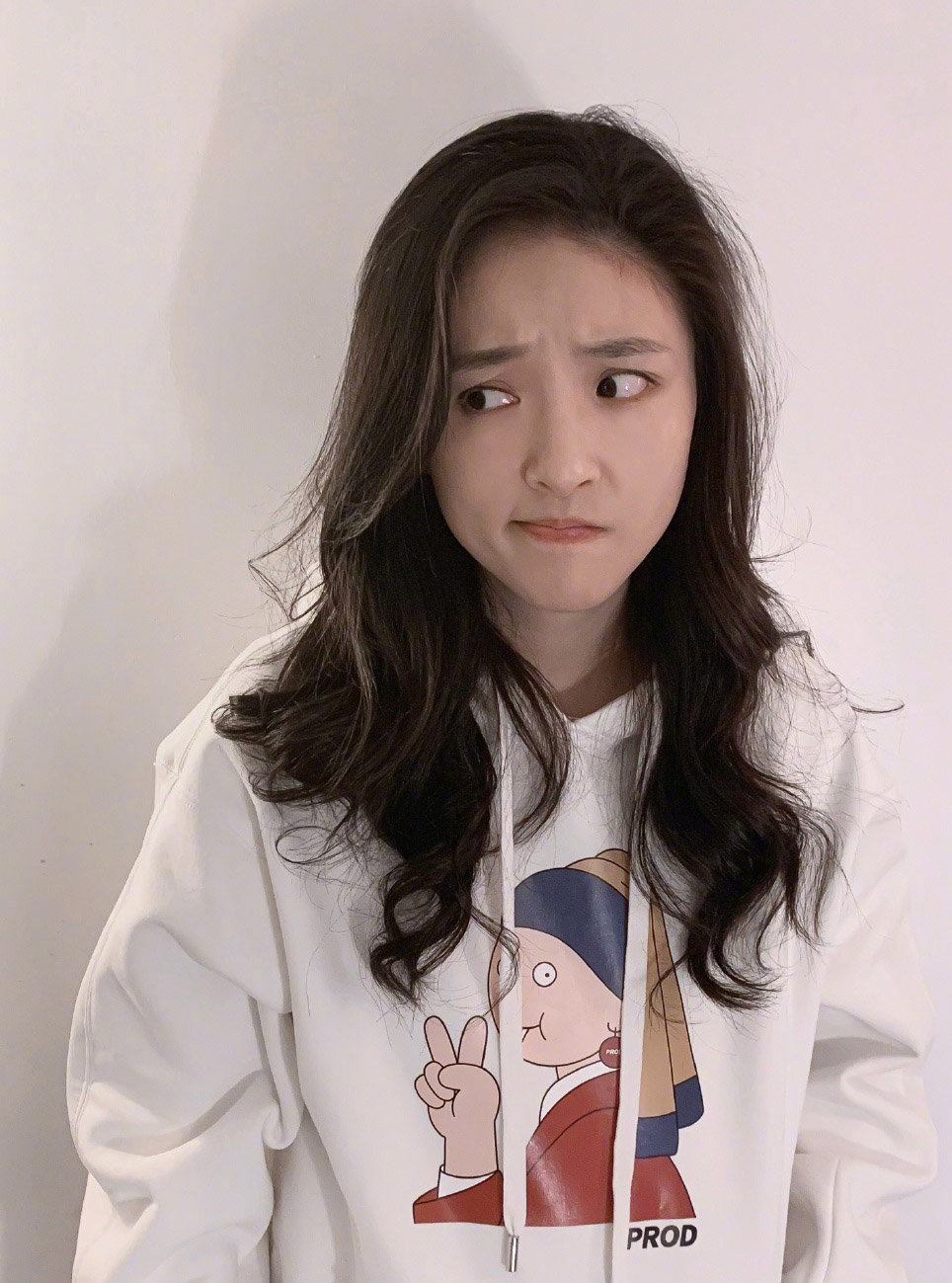 吴倩白色卫衣可爱搞怪写真图片66