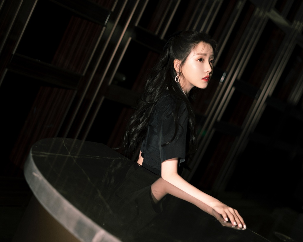 姜贞羽俏皮黑色搭配写真图片29