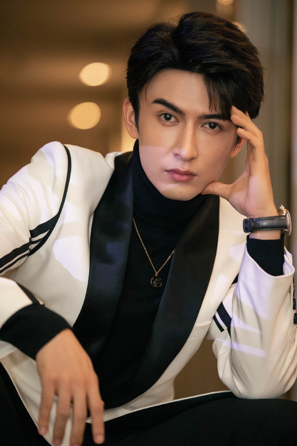 简介:米热白色西装帅气活动照图片写真,分享一组米热图片给大家,图中