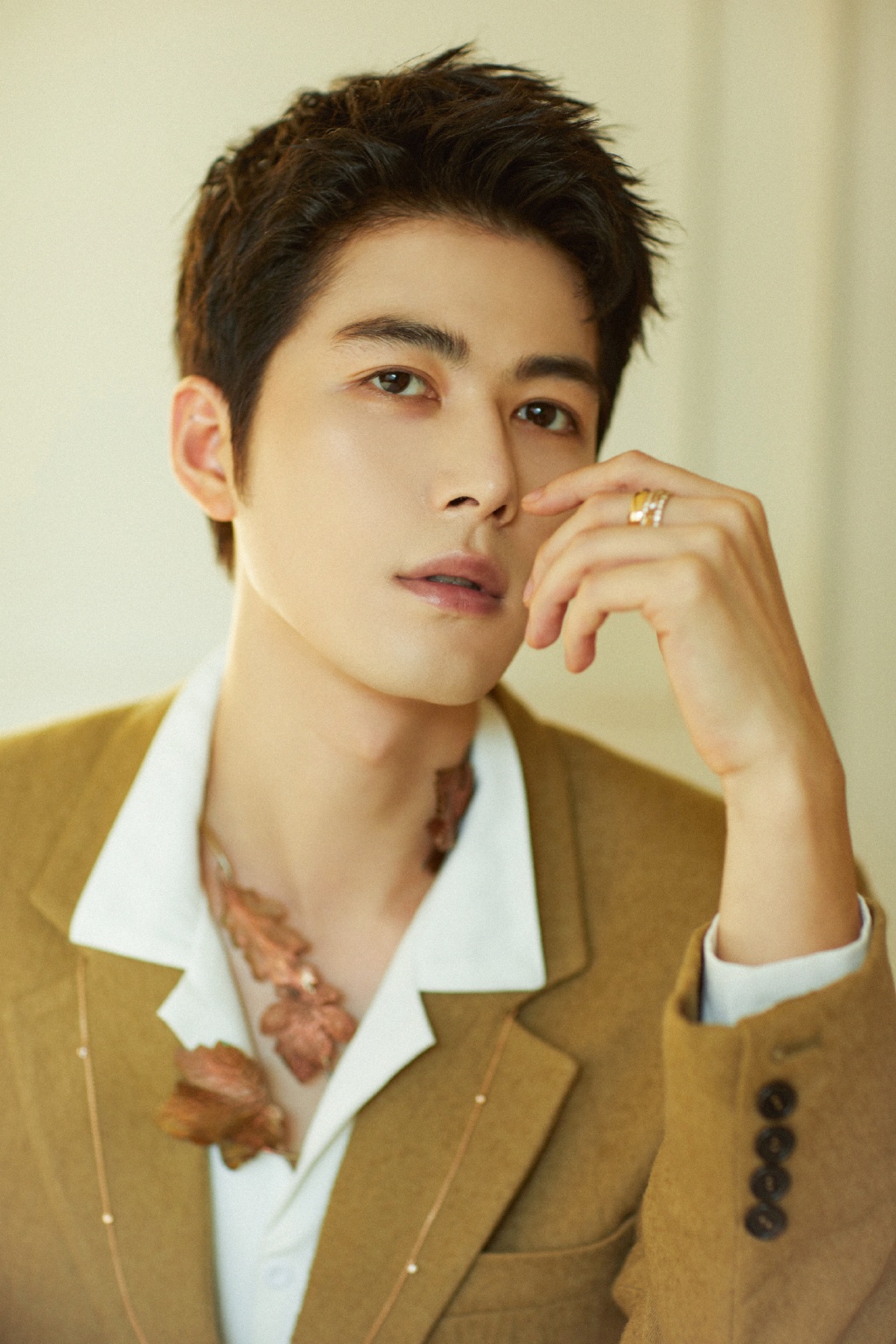 陈学冬羊驼色西装帅气写真图片1212