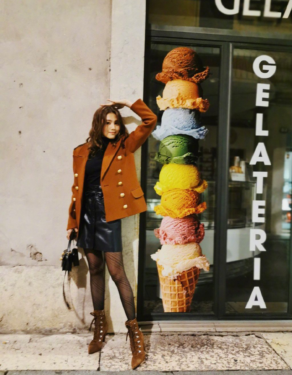 周秀娜驼色西服时尚街拍照图片27