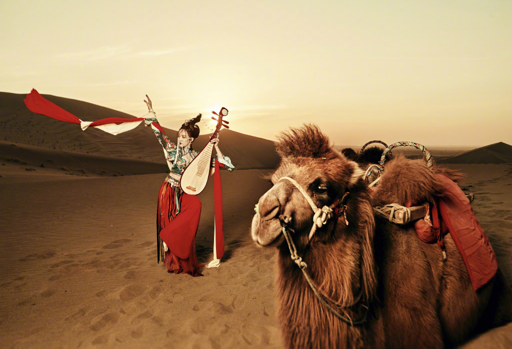 简介:孟佳敦煌古风沙漠舞蹈写真图片,分享一组孟佳图片给大家,图中的