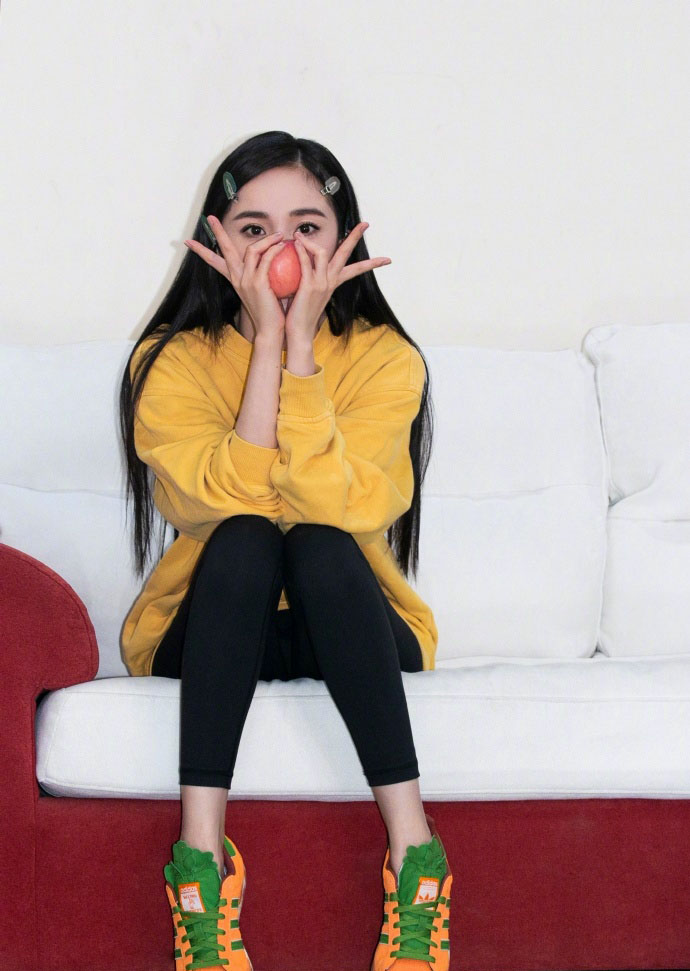 简介:杨幂黄卫衣中分可爱俏皮写真图片,分享一组杨幂图片给大家,图中