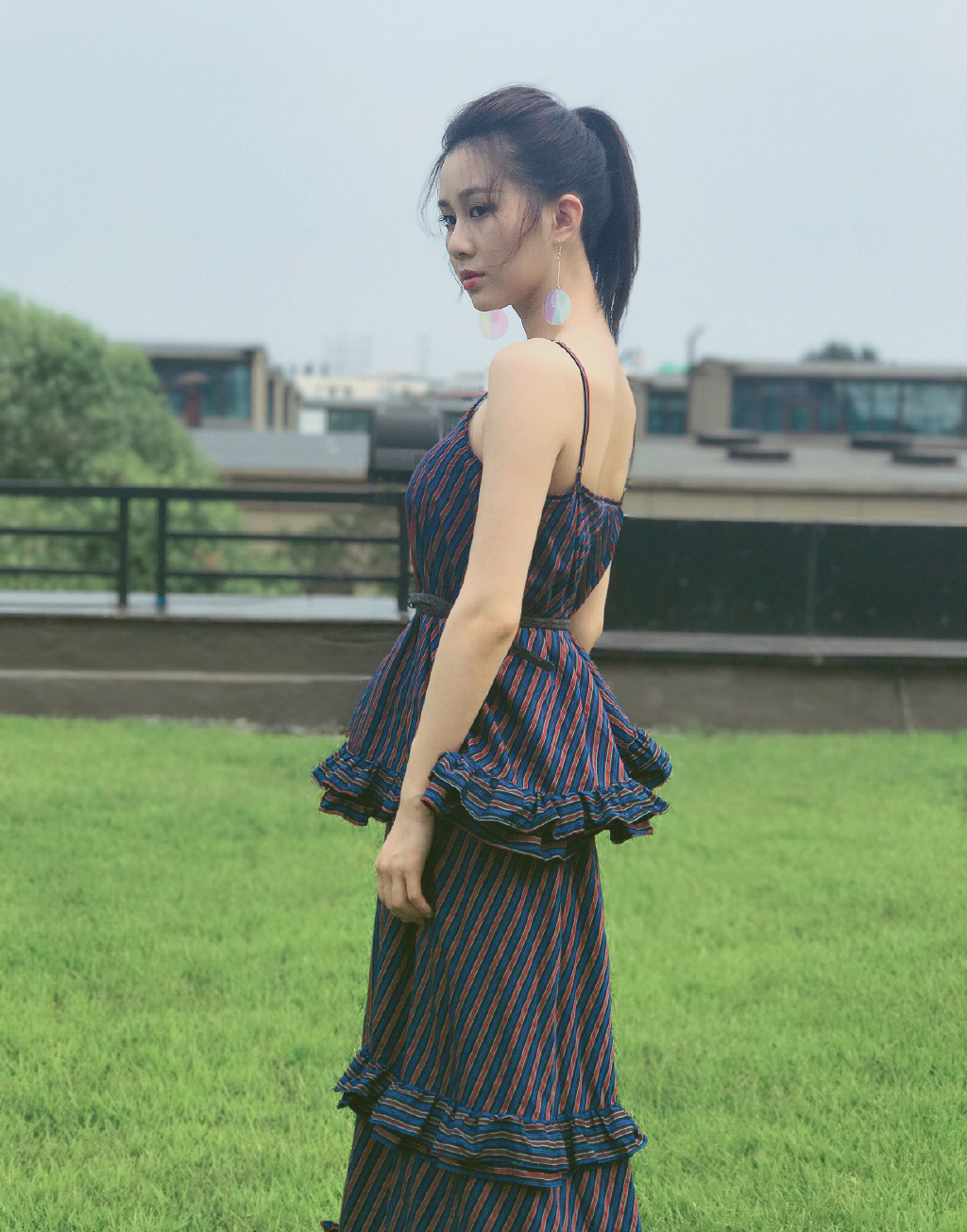 简介:关芯知性气质性感写真图片,分享一组关芯图片给