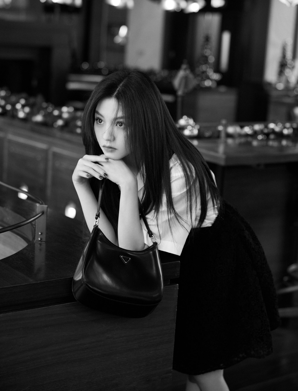 春夏黑裙白衬衫简约优雅写真图片13