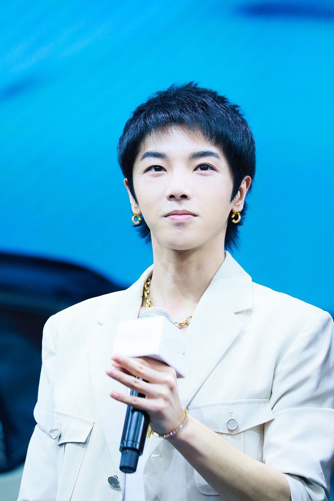 华晨宇白色西装清爽随性现场照图片14