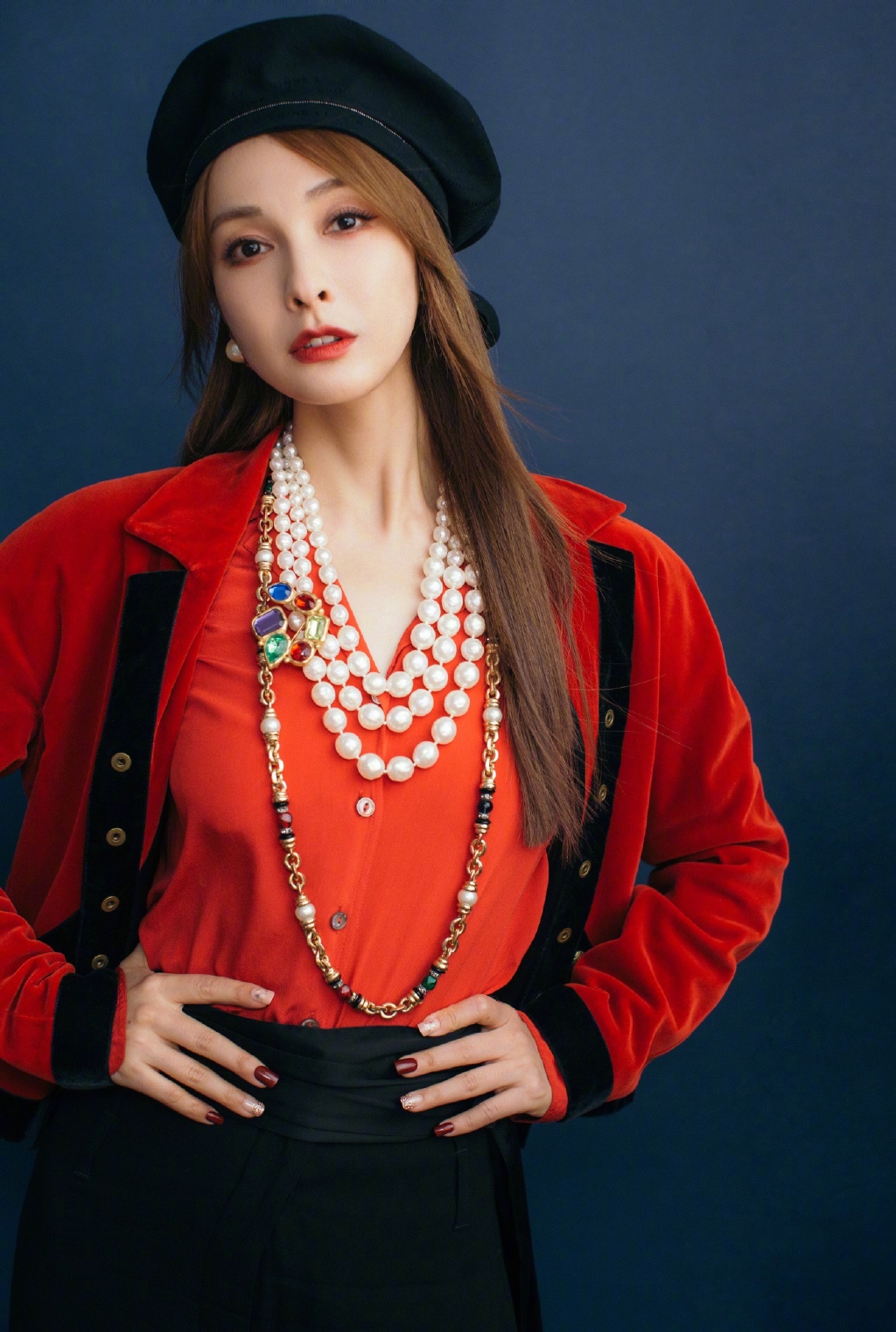 > 吴昕黑红优雅复古大片写真图片(4/9)