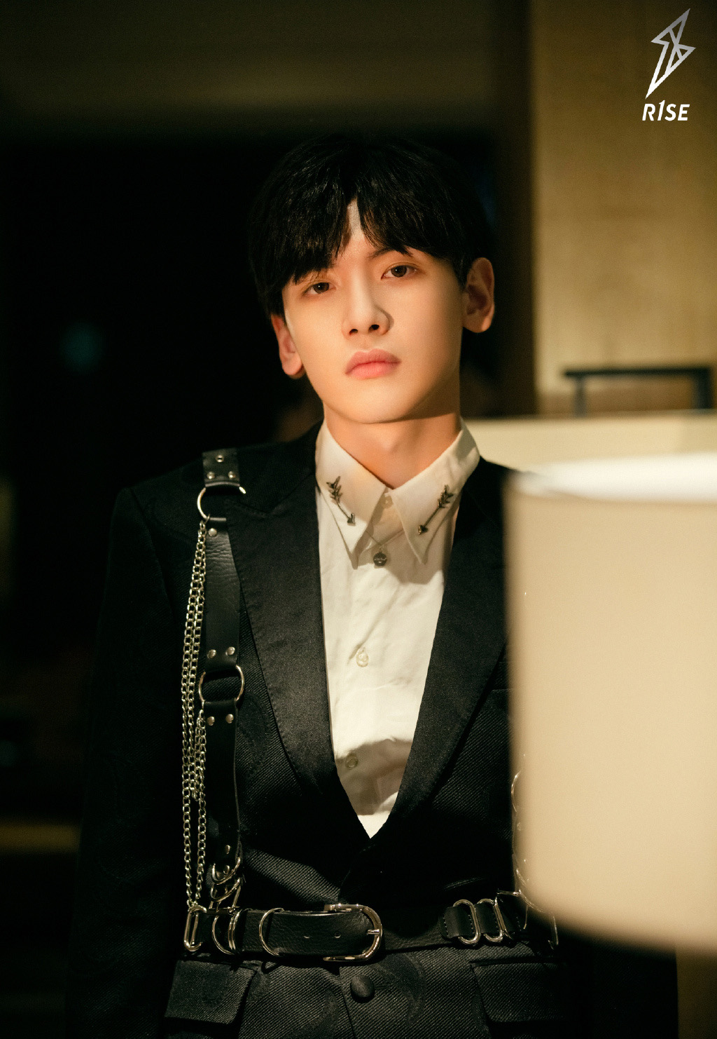 r1se翟潇闻黑色西服冷峻帅气写真99