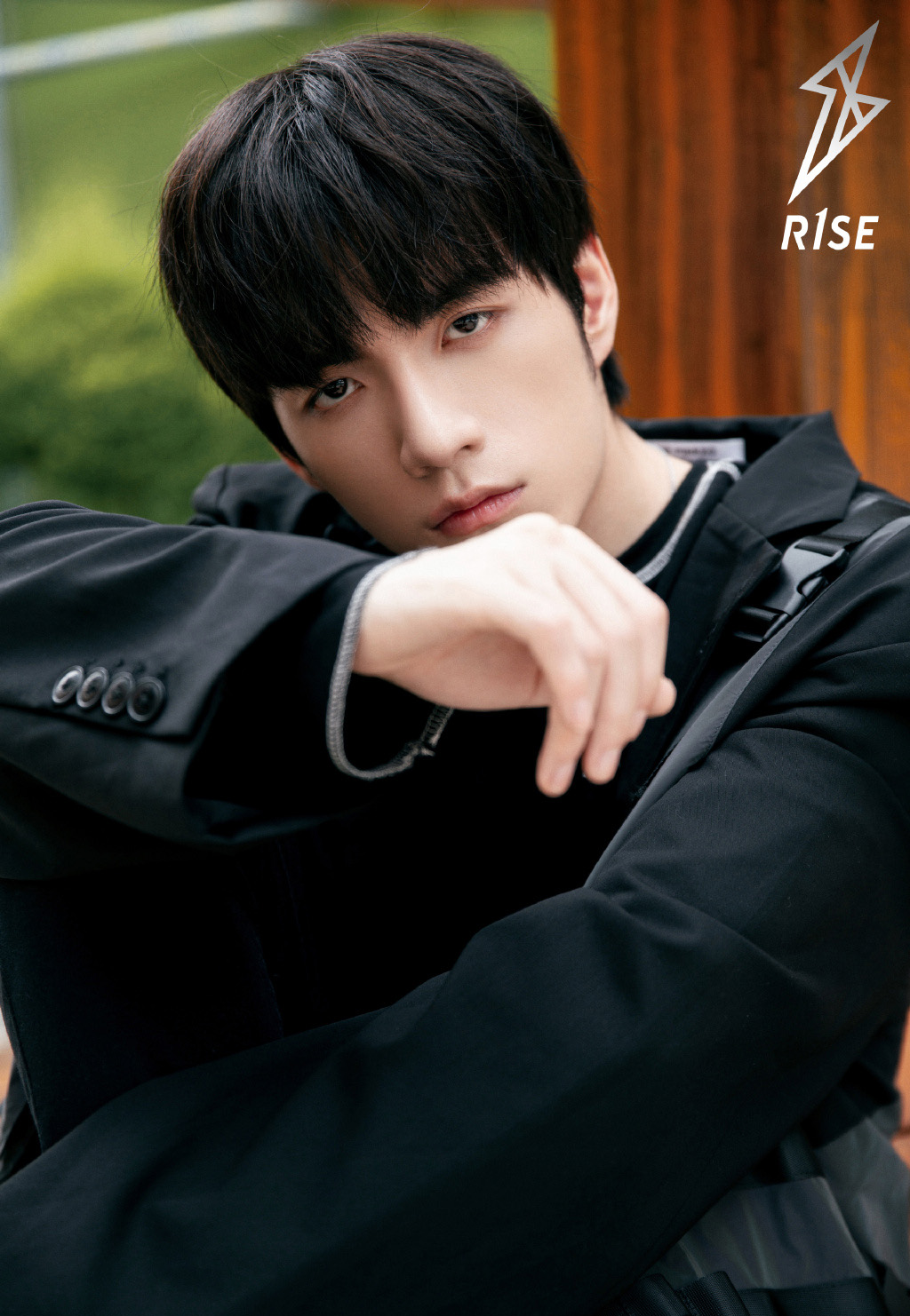 r1se张颜齐机车西装帅气图片写真58