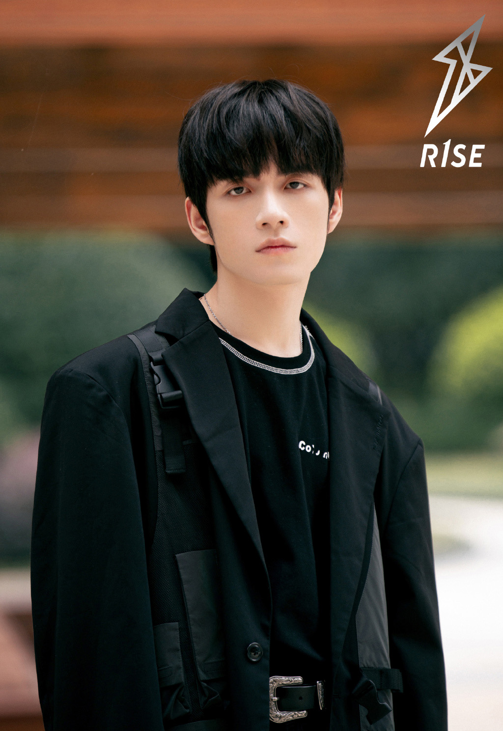 r1se张颜齐机车西装帅气图片写真68