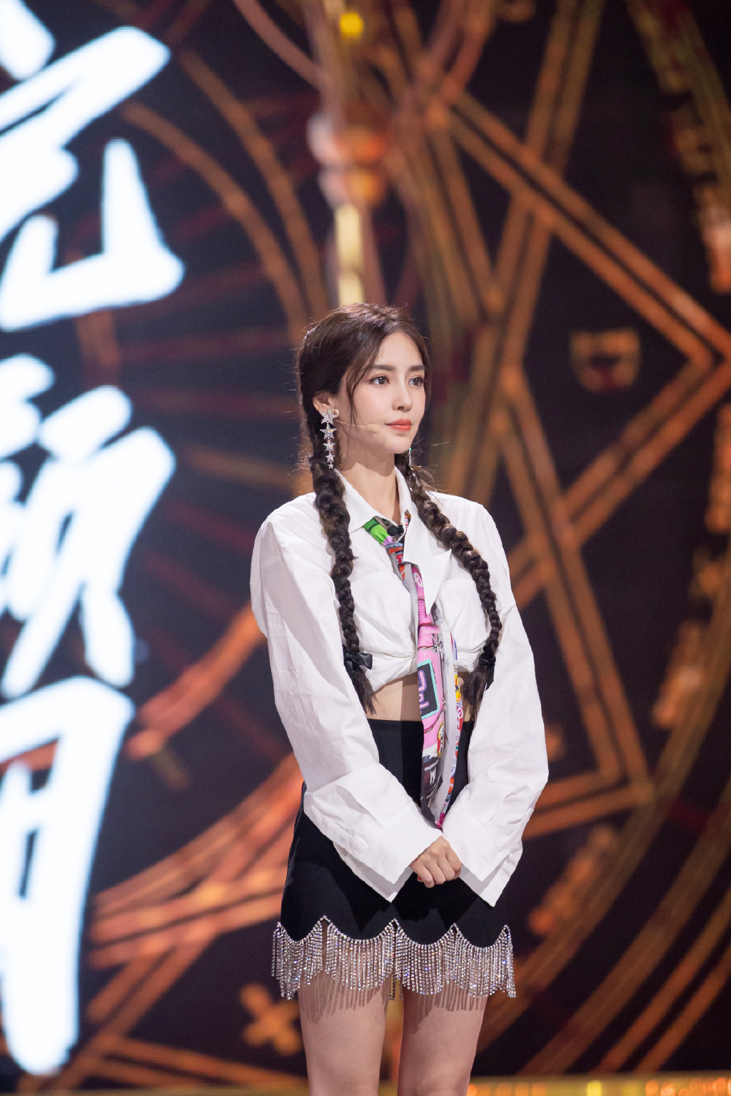 > angelababy流苏裙长辫综艺舞台照图片(1/3)