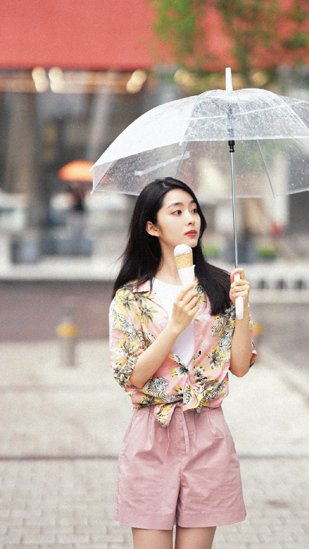 吴曼思雨中漫步养眼街拍写真图片44