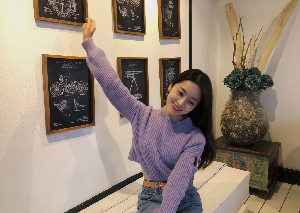 吴曼思紫色毛衣甜美私服照图片56