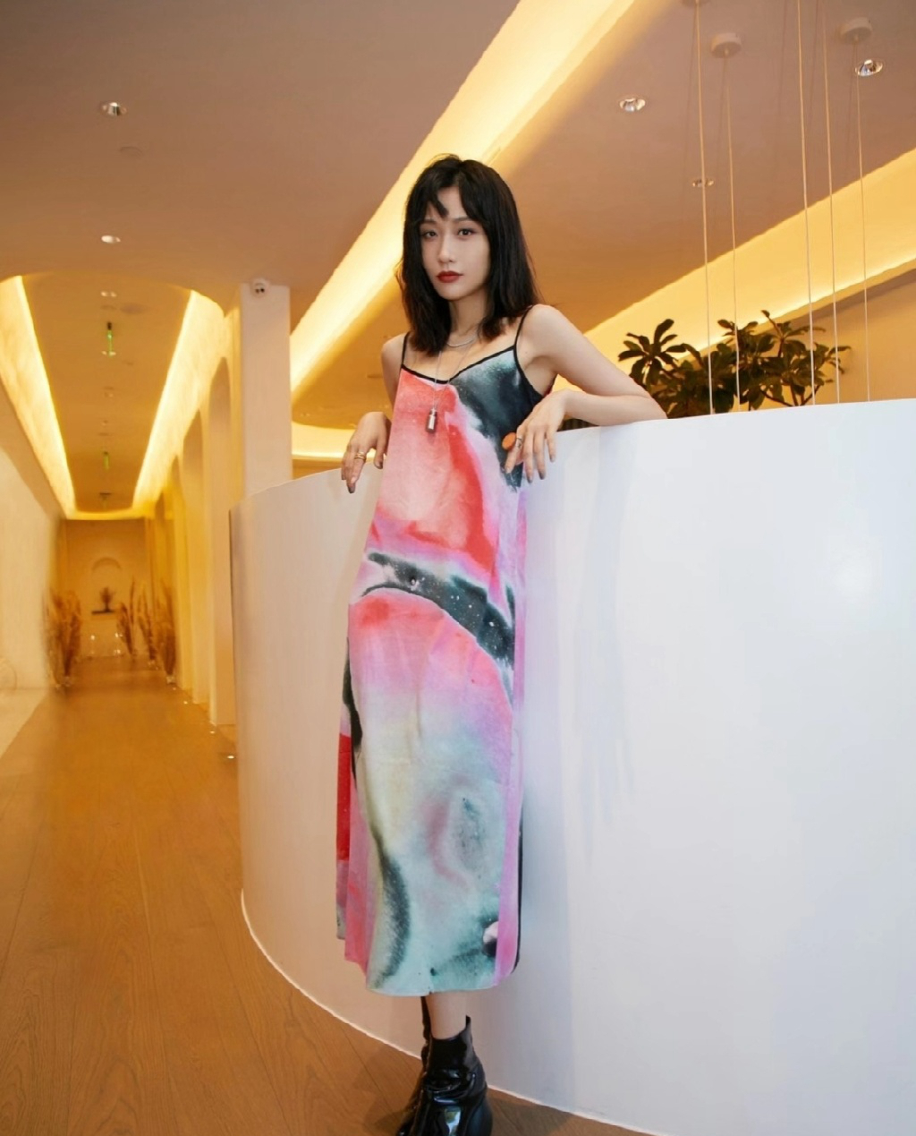 田原吊带彩裙性感写真图片14