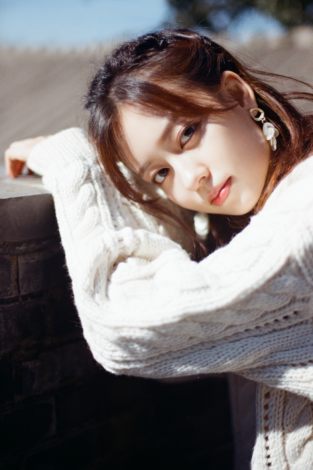 孙琰清米色毛衣俏皮写真图片710