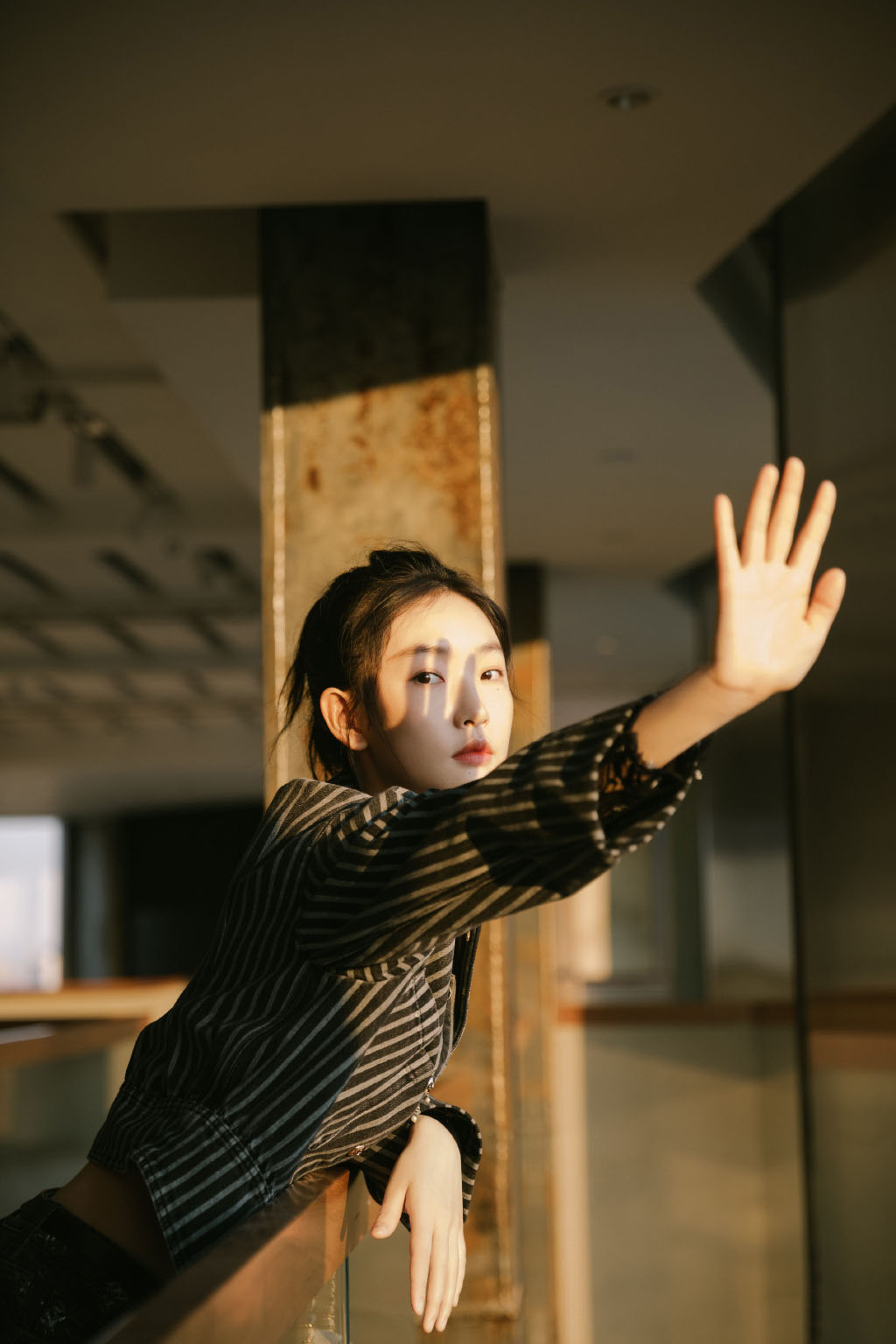 周依然高马尾摩登酷美写真图片1213